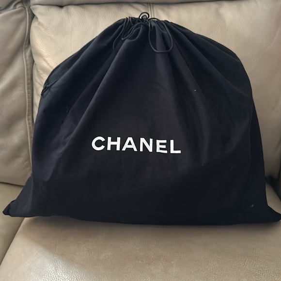 CHANEL bag , like new , AUTHENTIC lambskin ultimate soft leather shoulder bag - Picture 2 of 15